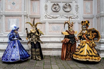 Die Kostümierten der Karnevalsparade von Venedig 2026 vor der Kirche San Zaccaria.