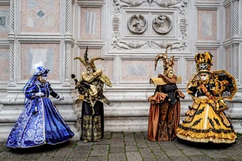Die Kostümierten der Karnevalsparade von Venedig 2026 vor der Kirche San Zaccaria.