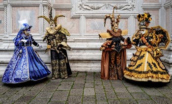 Die Kostümierten der Karnevalsparade von Venedig 2026 vor der Kirche San Zaccaria.