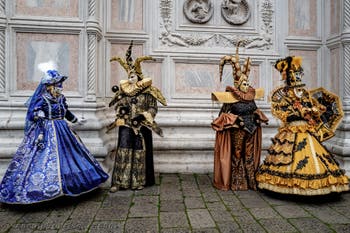 Die Kostümierten der Karnevalsparade von Venedig 2026 vor der Kirche San Zaccaria.
