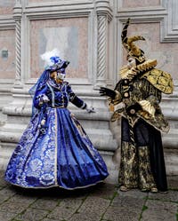 Die Kostümierten der Karnevalsparade von Venedig 2026 vor der Kirche San Zaccaria.
