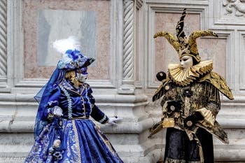 Die Kostümierten der Karnevalsparade von Venedig 2026 vor der Kirche San Zaccaria.