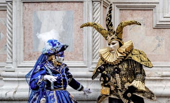 Die Kostümierten der Karnevalsparade von Venedig 2026 vor der Kirche San Zaccaria.