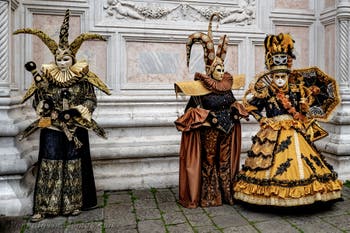 Die Kostümierten der Karnevalsparade von Venedig 2026 vor der Kirche San Zaccaria.