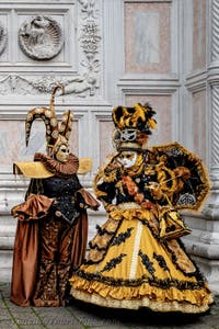 Die Kostümierten der Karnevalsparade von Venedig 2026 vor der Kirche San Zaccaria.