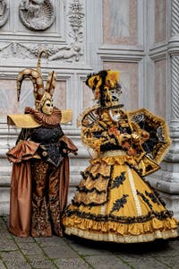 Die Kostümierten der Karnevalsparade von Venedig 2026 vor der Kirche San Zaccaria.