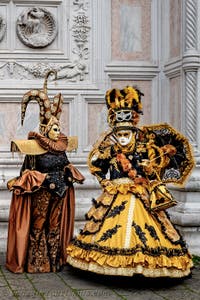Die Kostümierten der Karnevalsparade von Venedig 2026 vor der Kirche San Zaccaria.