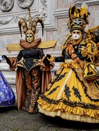 Die Kostümierten der Karnevalsparade von Venedig 2026 vor der Kirche San Zaccaria.