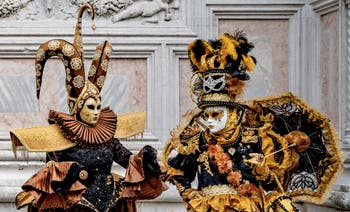 Die Kostümierten der Karnevalsparade von Venedig 2026 vor der Kirche San Zaccaria.