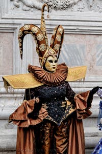 Die Kostümierten der Karnevalsparade von Venedig 2026 vor der Kirche San Zaccaria.
