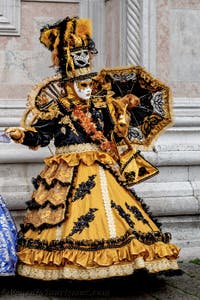 Die Kostümierten der Karnevalsparade von Venedig 2026 vor der Kirche San Zaccaria.