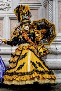 Die Kostümierten der Karnevalsparade von Venedig 2026 vor der Kirche San Zaccaria.