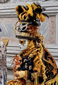 Die Kostümierten der Karnevalsparade von Venedig 2026 vor der Kirche San Zaccaria.