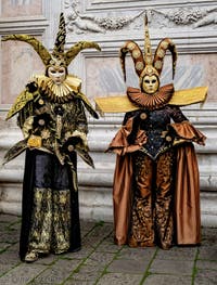 Die Kostümierten der Karnevalsparade von Venedig 2026 vor der Kirche San Zaccaria.