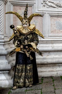 Die Kostümierten der Karnevalsparade von Venedig 2026 vor der Kirche San Zaccaria.
