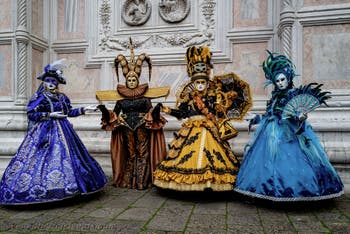 Die Kostümierten der Karnevalsparade von Venedig 2026 vor der Kirche San Zaccaria.