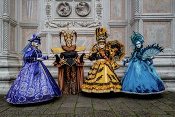 Die Kostümierten der Karnevalsparade von Venedig 2026 vor der Kirche San Zaccaria.