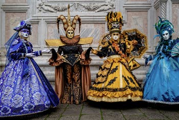 Die Kostümierten der Karnevalsparade von Venedig 2026 vor der Kirche San Zaccaria.