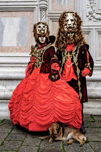 Die Kostümierten der Karnevalsparade von Venedig 2026 vor der Kirche San Zaccaria.
