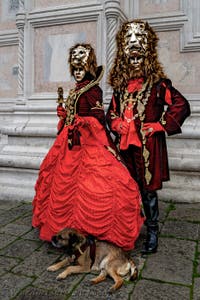 Die Kostümierten der Karnevalsparade von Venedig 2026 vor der Kirche San Zaccaria.