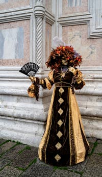 Die Kostümierten der Karnevalsparade von Venedig 2026 vor der Kirche San Zaccaria.