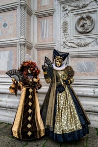 Die Kostümierten der Karnevalsparade von Venedig 2026 vor der Kirche San Zaccaria.