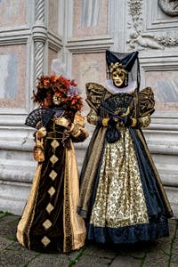 Die Kostümierten der Karnevalsparade von Venedig 2026 vor der Kirche San Zaccaria.
