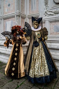 Die Kostümierten der Karnevalsparade von Venedig 2026 vor der Kirche San Zaccaria.