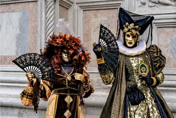 Die Kostümierten der Karnevalsparade von Venedig 2026 vor der Kirche San Zaccaria.