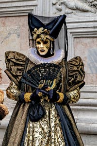 Die Kostümierten der Karnevalsparade von Venedig 2026 vor der Kirche San Zaccaria.