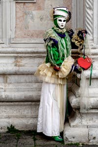 Die Kostümierten der Karnevalsparade von Venedig 2026 vor der Kirche San Zaccaria.
