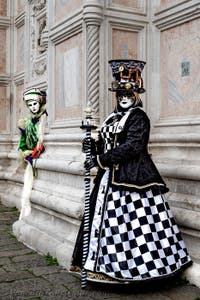 Die Kostümierten der Karnevalsparade von Venedig 2026 vor der Kirche San Zaccaria.