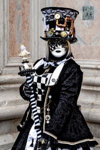 Die Kostümierten der Karnevalsparade von Venedig 2026 vor der Kirche San Zaccaria.