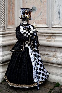 Die Kostümierten der Karnevalsparade von Venedig 2026 vor der Kirche San Zaccaria.