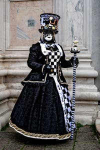 Die Kostümierten der Karnevalsparade von Venedig 2026 vor der Kirche San Zaccaria.