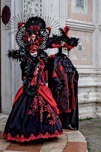 Die Kostümierten der Karnevalsparade von Venedig 2026 vor der Kirche San Zaccaria.