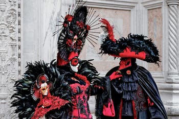 Die Kostümierten der Karnevalsparade von Venedig 2026 vor der Kirche San Zaccaria.