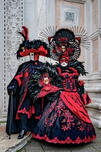 Die Kostümierten der Karnevalsparade von Venedig 2026 vor der Kirche San Zaccaria.