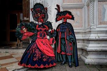 Die Kostümierten der Karnevalsparade von Venedig 2026 vor der Kirche San Zaccaria.
