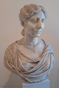 Junge Antonia im Archäologischen Museum von Venedig in Italien