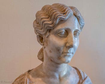 Junge Antonia im Archäologischen Museum von Venedig in Italien