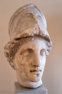 Kopf der Athene mit korinthischem Helm im Archäologischen Museum von Venedig in Italien
