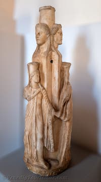 Die Göttin Hekate, das Hekateion und die Chariten im Archäologischen Museum von Venedig in Italien