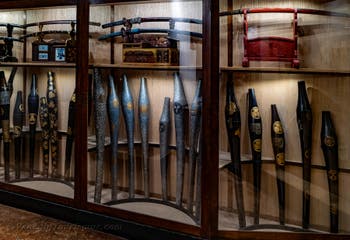 Japanische Katanas und Tragetaschen im Museum für Orientalische Kunst Ca' Pesaro in Venedig, Italien