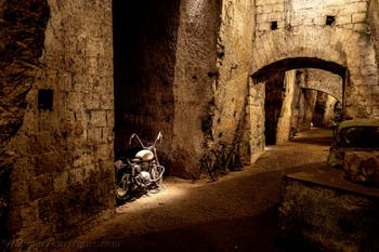 Der Tunnel und die Säle der Galeria Borbonica, der Bourbon-Tunnel in Neapel, Italien