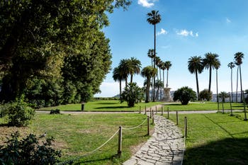 Die Gärten des Aussichtspunkts des Königspalasts Capodimonte in Neapel
