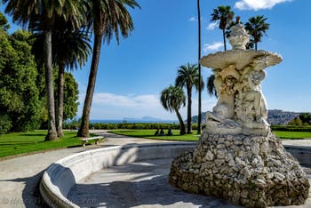 Der Brunnen am Aussichtspunkt des Königspalasts Capodimonte und der Blick auf die Bucht von Neapel
