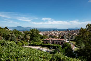 Die Gärten des Aussichtspunkts des Königspalasts Capodimonte und der Blick auf die Bucht von Neapel