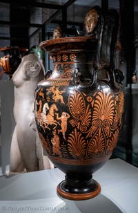 Apulischer Krater mit Voluten, rotfigurig, Apotheose des Herkules, Szene eines dionysischen Komos, Galleria d’Italia Zevallos in Neapel, Italien