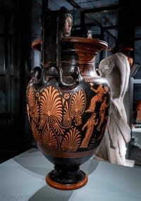 Apulischer Krater mit Voluten, rotfigurig, Apotheose des Herkules, Szene eines dionysischen Komos, Galleria d’Italia Zevallos in Neapel, Italien
